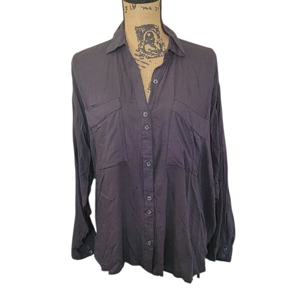 Small UO Urban Outfitters Charcoal Gray Button Down Shirt With Pockets - Picture 1 of 3